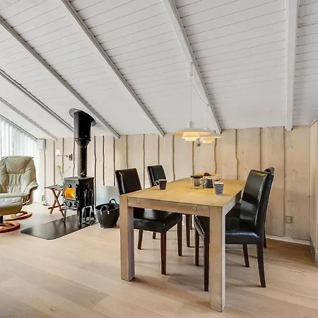 بيت للعطل 4 Bedroom In *